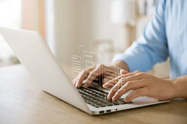 Biznesmen Pracujący Laptopem Symbolem Najwyższej Jakości Usług Iso Certification Document — Zdjęcie stockowe
