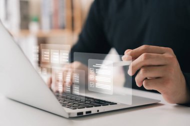 İş performans izleme konsepti, iş adamı bilgisayarı online anket formu doldurma, dijital form kontrol listesi, ofiste.