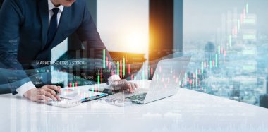 İş adamı, büyüme grafiklerini analiz eden hesap makineleri ve dizüstü bilgisayar kullanıyor. Borsa yatırımları, iş planlama stratejileri, küresel ekonomide ticari yatırım hedeflerine ulaşmak için karları artırıyor..