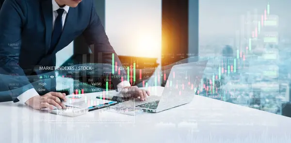 Бизнесмен Использует Калькуляторы Ноутбуки Анализируя Графики Роста Инвестиций Фондовом Рынке Стоковая Картинка