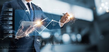 Ticari büyüme grafiği verilerini ve ilerlemesini analiz eden tablet kullanan bir işadamı, kılavuz pazar yönünü belirleyen bir pusula. Yatırım, bankacılık ve finans, iş stratejisi. Küresel ekonomi.