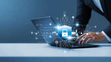 Siber güvenlik ve veri koruması, dizüstü bilgisayar ve akıllı telefon internet ağ güvenlik sistemi kullanan işadamı, iş ve mali işlem verilerini siber saldırılardan koruyor.