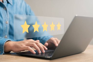 Müşteri memnuniyeti anketi konsepti insanlar dizüstü bilgisayar kullanır Mutlu gülümseme simgesine dokunun. Tatmin oldum. 5 yıldız. Hizmet tecrübesi derecesi online uygulama Memnuniyet Değerlendirmesi En iyi kalite.