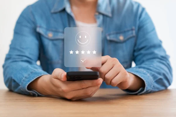 Müşteri Memnuniyeti Anketi Konsepti Nsanlar Akıllı Telefon Kullanır Mutlu Gülümseme — Stok fotoğraf