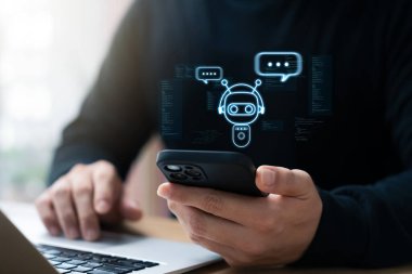 Yapay zekanın gücü iş iletişimini güçlendirir. İş adamı AI sohbet robotu ile bağlantı kurmak için Smartphone 'u kullanıyor. Karmaşık sorulara zekice cevaplar veriyor. Sorun çözmenin geleceğini kucakla.