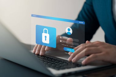 Verileri korumak için siber güvenlik ve gizlilik kavramları. Simge ve internet ağ güvenlik teknolojisini kilitle. Kişisel verileri dizüstü bilgisayar ve sanal arayüzlerde koruyan iş adamları.