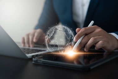 Küresel bağlantı ağı yapısı, iş adamı sosyal ağ, iş stratejisi analizi, finans ve bankacılık, teknoloji, yenilik ve iletişim konseptini bağlamak için dizüstü bilgisayar ve tablet kullanıyor.