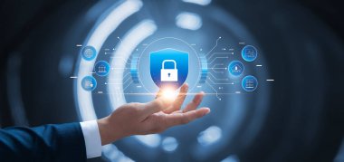 Siber güvenlik ve ağ veri koruması, internet ağındaki iş adamı asma kilit, kullanıcıların kişisel verilerinin şifreleme güvenliği, dijital saldırılara karşı akıllı koruma.