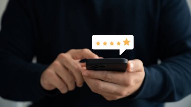 Müşteri memnuniyeti anketi konsepti. İnsanlar akıllı telefon kullanır. Mutlu gülümseme simgesine dokunun. Tatmin oldum. 5 yıldız. Hizmet tecrübesi derecesi online uygulama Memnuniyet Değerlendirmesi En iyi kalite.