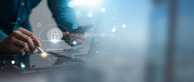 Siber güvenlik veri koruması, dizüstü bilgisayar ve tablet internet ağ güvenliğini kullanan işadamı, ticari mali işlem verilerini siber saldırıdan koruyan, kullanıcı özel veri güvenlik şifrelemesi.