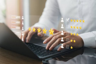 Müşteri memnuniyeti anketi konsepti insanlar dizüstü bilgisayar kullanır Mutlu gülümseme simgesine dokunun. Tatmin oldum. 5 yıldız. Hizmet tecrübesi derecesi online uygulama Memnuniyet Değerlendirmesi En iyi kalite.