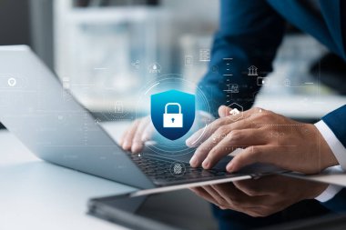 Siber güvenlik veri koruması, dizüstü bilgisayar ve tablet internet ağ güvenliğini kullanan işadamı, ticari mali işlem verilerini siber saldırıdan koruyan, kullanıcı özel veri güvenlik şifrelemesi.