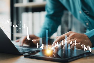İşadamı uzun vadeli yatırım için dizüstü bilgisayar ve tablet kullanarak şirketlerin büyümesini analiz ediyor, gelecekteki iş büyüme ok grafiği, hedeflere ulaşmak için geliştirme, iş görünümü ve finansal verileri kullanıyor.