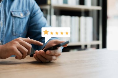Müşteri memnuniyeti anketi konsepti. İnsanlar akıllı telefon kullanır. Mutlu gülümseme simgesine dokunun. Tatmin oldum. 5 yıldız. Hizmet tecrübesi derecesi online uygulama Memnuniyet Değerlendirmesi En iyi kalite.