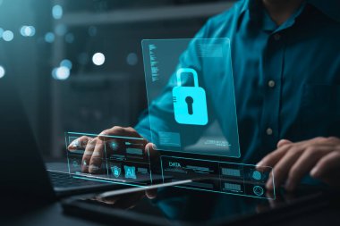 İnternetteki siber güvenlik ve veri koruması, iş adamı akıllı telefonu güvenliği şifrelemek için kullanıyor iş verilerini ve mali işlemlerini siber saldırılardan koruyor.