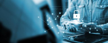 Siber güvenlik veri koruması, dizüstü bilgisayar ve akıllı telefon internet ağı güvenliği kullanan işadamı, ticari mali işlem verilerini siber saldırıdan koruyan, kullanıcı özel veri güvenlik şifrelemesi.