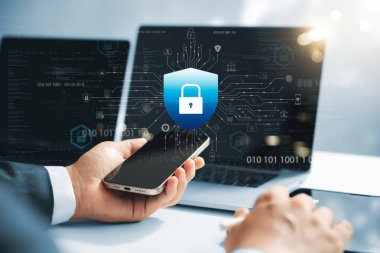 Siber güvenlik ve veri koruması, asma kilitli laptop ve tablet kullanan iş adamı iş ve mali bilgileri siber saldırılardan, veri güvenlik şifrelemesinden koru.