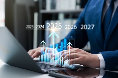 2025 yılındaki Yeni Yıl İşletme Planı, 2025 yılında iş büyüme analizi yapan işadamı, yatırım şirketinin karlılığı, hedefleri ve başarısı için mali verileri hesaplıyor.