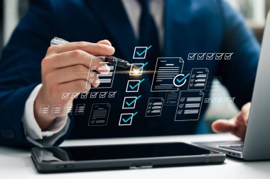 İş performans listesi ve izleme, dizüstü bilgisayar ve tablet kullanan işadamı çevrimiçi dijital kontrol listesi anketleri alın, online anket formları doldurun, değerlendirme anketleri.