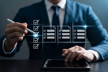 İş performans kontrol listesi ve izleme, iş adamı online dijital formlar üzerinden dizüstü bilgisayar ve tablet teftişleri ve anketleri kullanıyor, değerlendirme anketleri çevrimiçi anket formunu dolduruyor.