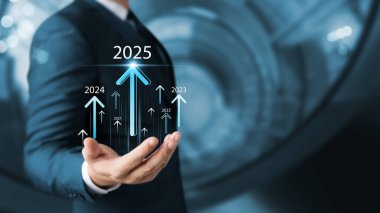2025 için yeni hedefler, başarı için kalkınma planı, işadamı 2025 yılının şirket büyüme ve geliştirme grafiklerini gösteriyor, vizyon, strateji, planlar, iş sorunları.