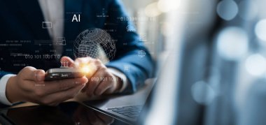 Sosyal ağ teknolojisi, küresel internet, dizüstü bilgisayar ve akıllı telefon kullanan iş adamı dijital ağları bağla ve küresel büyük verilere, yapay zeka yazılım geliştirme ve veri alışverişine erişim. Bulut hesaplama.