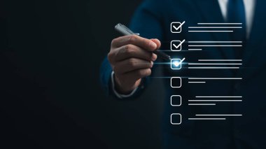 Performans kontrol listesi ve iş performansı, işaretleri işaretlemek için kalem kullanan işadamı, çevrimiçi dijital form üzerinden değerlendirme anketi düzenleyen denetim anketi.