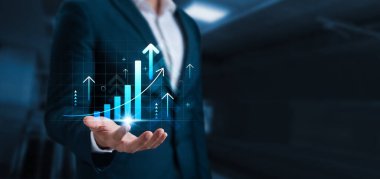 İşletme büyüme grafiği yukarı ok işareti, işadamı elleri yukarı ok ile grafiği gösteriyor, şirket büyümesi gelecek başarılı iş, hedeflere ulaşmak için kalkınma yatırım geri dönüş.