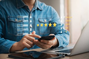 Müşteri memnuniyeti, müşteriler akıllı telefon kullanır beş yıldızlı memnuniyet derecesi, hizmet ve ürün sağlama mükemmel seviye, iş itibarı puanı.