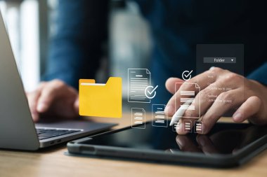 Belge yönetim sistemi, DMS, şirket çalışanları dizinleri dizüstü bilgisayarla yönetir, belge yönetimi yazılımıyla belge bilgilerine erişir, iş bilgileri arar, şirket dosyalarını yönetir.