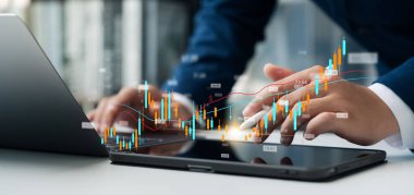 Yatırımcılar borsayı analiz eder ve şirket performansı hakkında rapor verir, mali raporlar borsa ticaret grafikleri, ekonomik büyüme, mali ve yatırım risk planlaması ve yönetimi analiz eder.