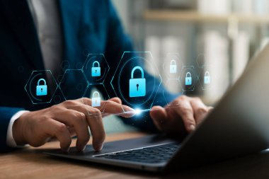 Siber güvenlik ve internet veri koruması, asma kilit şifreleme güvenliğine sahip laptop ve tablet kullanan iş adamı iş ve mali verileri koruyor, bulut güvenliği.