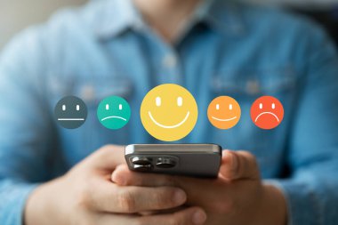 Müşteri memnuniyeti anketi internet uygulaması aracılığıyla, müşteriler akıllı telefonları mutluluktan üzüntüye, en iyi hizmet ve ürün kalitesini sunan duygu simgeleriyle geri bildirim yapmak için kullanır..