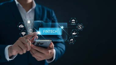 FinTech Finansal Teknoloji ve Dijital Bankacılık, FinTech sözcüğünü elinde tutan işadamı AI Online Bankacılık, Dijital Cüzdan ve Dijital Para, Çevrimiçi Finans Uygulamada.