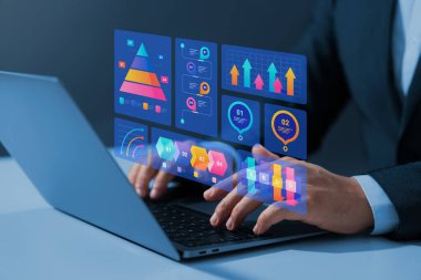 İşadamı dizüstü bilgisayarda çalışıyor, iş verilerini grafiklerle analiz ediyor, işletme yönetimi raporu, KPI metrikleri, şirket mali analizi, organizasyon optimizasyonu yaratıyor..