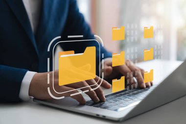 Belge yönetim sistemi, DMS, şirket çalışanları dizinleri dizüstü bilgisayarla yönetir, belge yönetimi yazılımıyla belge bilgilerine erişir, iş bilgileri arar, şirket dosyalarını yönetir.