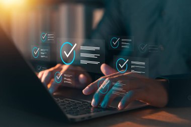 İş performans izleme ve değerlendirme kavramı, çevrimiçi anket yapmak için dizüstü bilgisayar kullanan işadamı, dijital form kontrol listesi, değerlendirme yapmak, dijital anket doldurmak, kalite güvencesi.