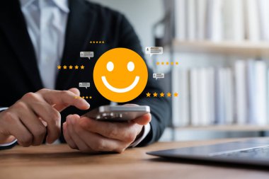 Müşteriler beş yıldızlı derecelendirme, tam tatmin anketleri ve çevrimiçi uygulamalar yoluyla olumlu geri bildirim, mükemmel hizmet ve ürün kalitesi ve derecelendirilmiş puanlar vermek için akıllı telefonları kullanıyorlar..