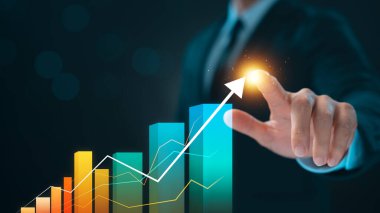 Okun grafiğine işaret eden işadamı, ekonomik büyüme ve finans ve yatırım grafiği analizi, ekonomik eğilim analizi, Planlama, Strateji, Para ve varlık yönetimi, uzun vadeli değer yatırımı.