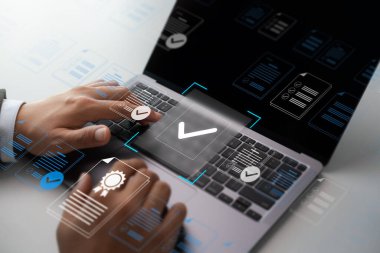 İş kontrol listesi yönetimi ve performans takibi, dijital belge ikonası ve çevrimiçi belge onayı olan dizüstü bilgisayar kullanan işadamı, dijital form kontrol listesi, çevrimiçi anket doldurma.