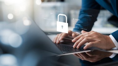 Veri korunması için internet teknolojisi, çevrimiçi siber saldırılara karşı virüs koruması, iş adamı kişisel verileri dizüstü ve sanal arayüzde koruyor, veri gizliliği