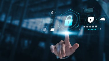 İş adamının asma kilit şifreleme koduna dokunması şirket verilerini ve kişisel bilgilerini siber suç, siber ağ güvenliği ve internet veri korumasından korur, bilgisayar korsanlarının saldırılarını önler.