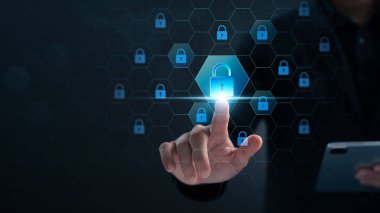 Siber güvenliğe, internet güvenlik duvarına, dijital suç korumasına, kurumsal veri korumasına, şirket ve kişisel verilere, ağ bağlantısına, dijital internet teknolojisine dokunan iş adamı.