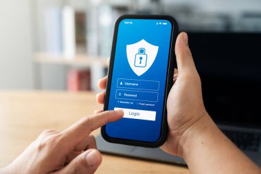 Siber güvenlik kişisel verileri ve internetteki bilgileri koruyor, bilgisayar kilidi ikonuyla güvenlik şifrelemesi kullanan işadamı iş ve mali verileri hacker saldırılarından koruyor