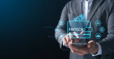 Sanal fintech arayüzlü cep telefonu kullanan işadamı dijital cüzdan, yapay zeka, güvenlik ve finans ikonları, finansal teknoloji, yenilik ve güvenli ödeme sistemi kavramını gösteriyor.