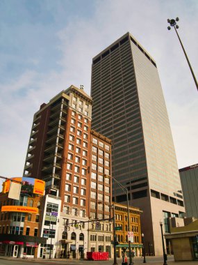 Columbus Ohio 'daki ana cadde boyunca şehir manzarası ABD 2022