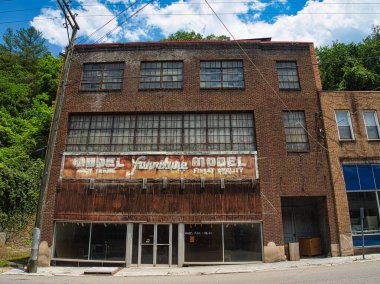 Welch, WV USA 2022 McDowell County 'de terk edilmiş bir mağaza.