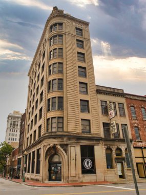 Terminal binası 1910 yılında Charleston, WV ABD 'de National City Bank' a ev sahipliği yaptı.. 
