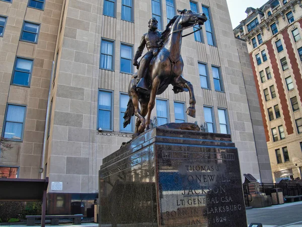  Stonewall Jackson Anıtı Clarksburg WV 2023 'deki Adliye Sarayı yakınında.