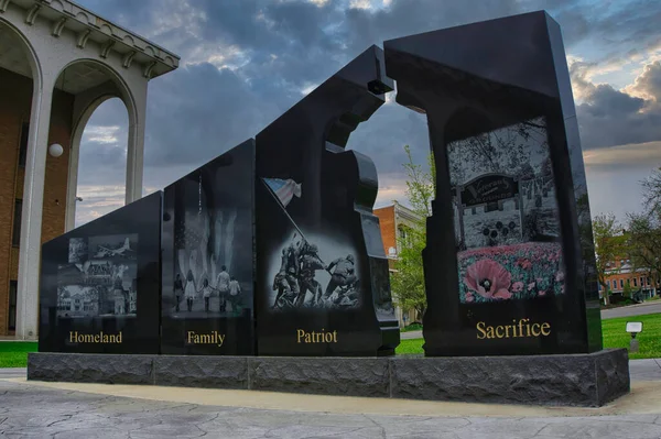 美国俄亥俄州曼斯菲尔德市中心的军人纪念碑 — 图库照片